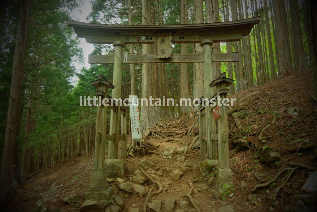 三峯神社奥宮まで！杉の木立の参道を登る