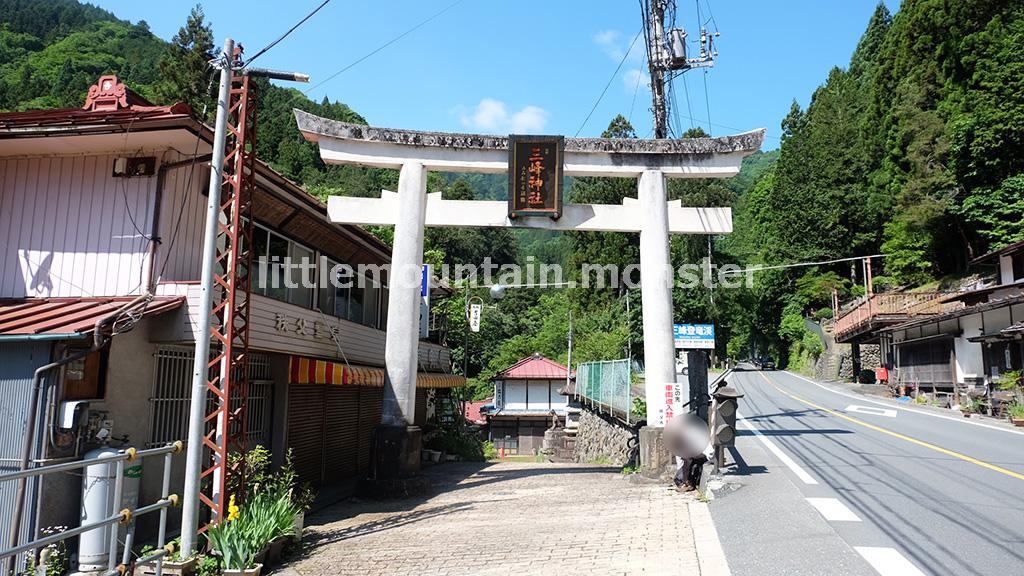 一の鳥居から、しばらく三峯神社の「表参道」を歩く