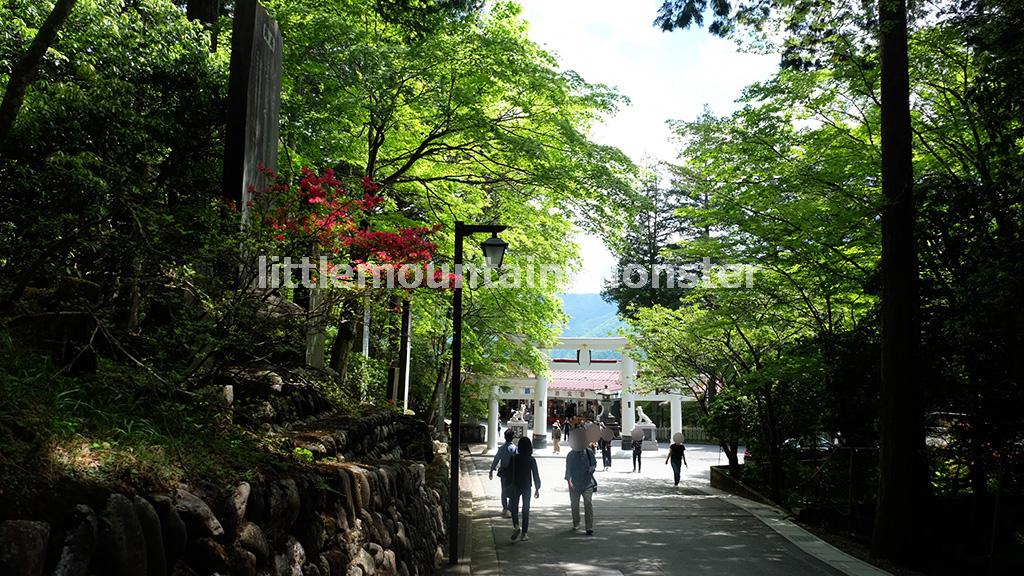 三峯神社に到着！遠宮を参拝するなら左（上）の道を行け