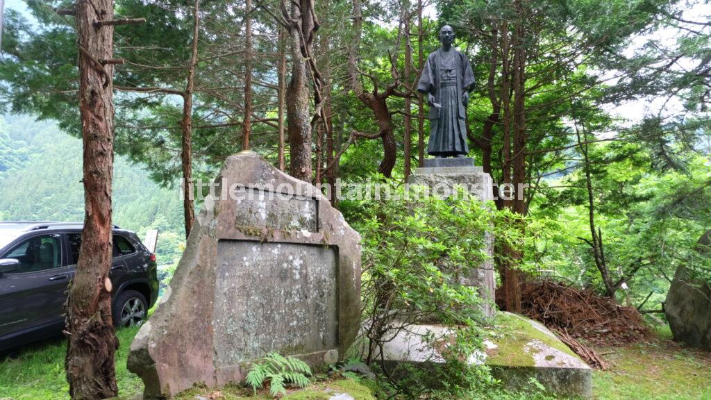 千島祐三氏の像でして、秩父湖・二瀬ダムの建設や地元の発展に貢献した人物