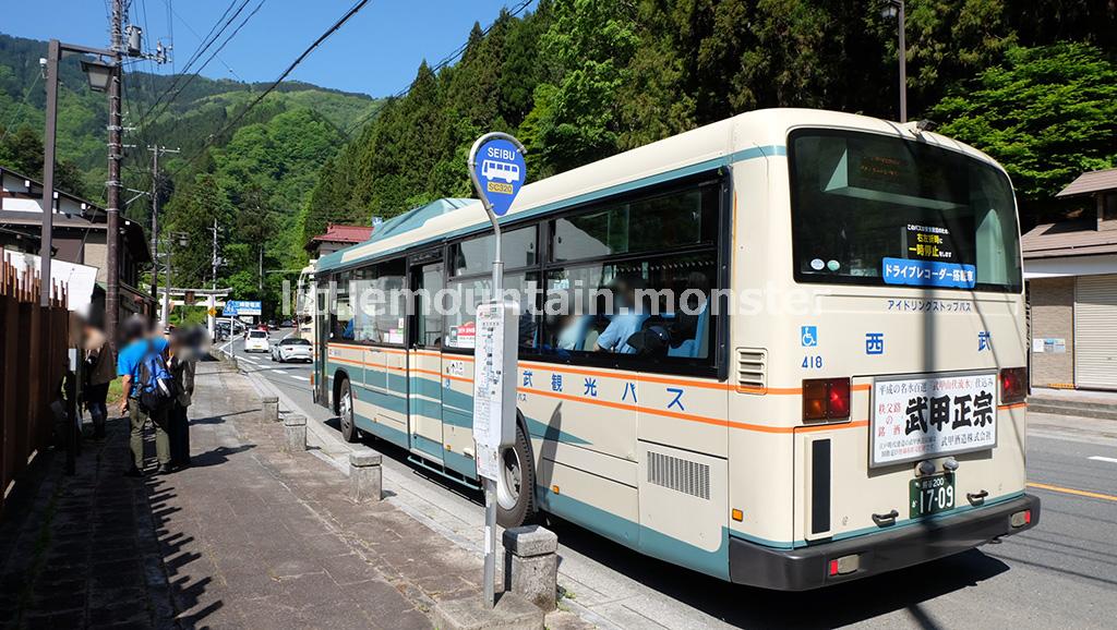 バス停「大輪」に到着！鳥居から三峯神社の表参道へ
