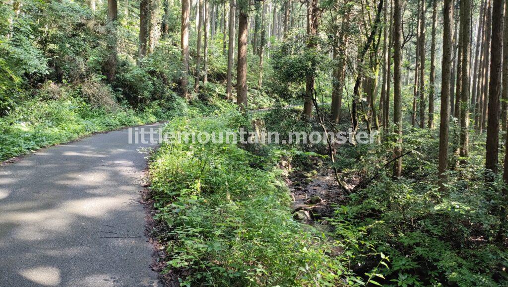 登山口から最初の目的地「五常の滝」を目指す