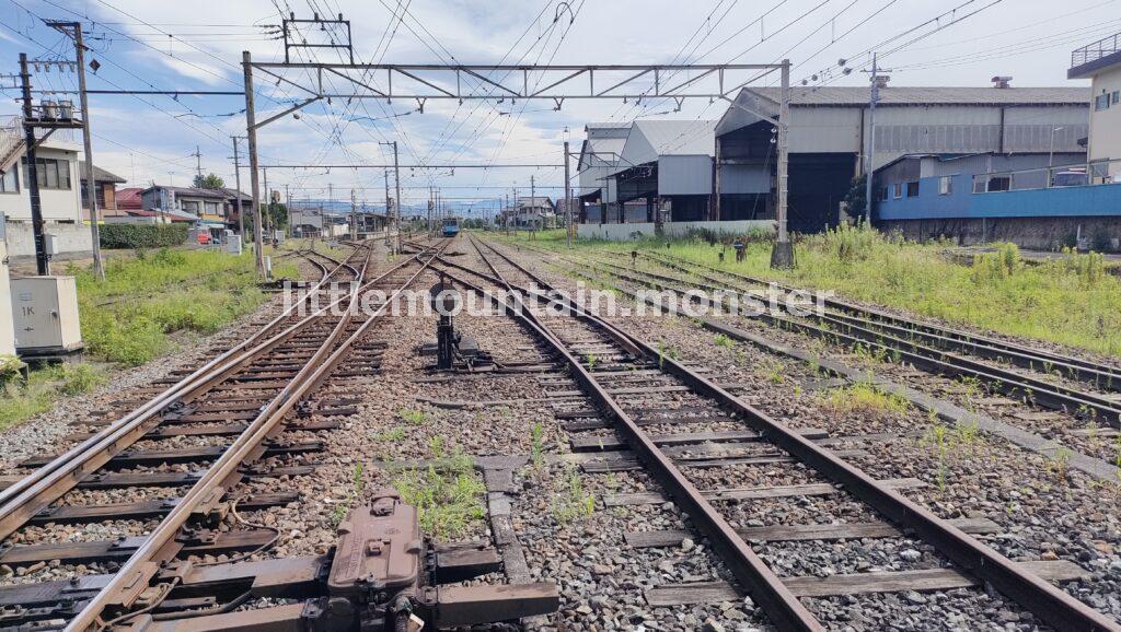 影森駅舎（御花畑駅）方面を見るとカオス（笑）