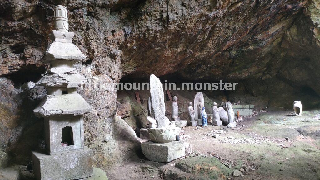 秩父札所第26番圓融寺の奥の院：舞台づくりの岩井堂（観音堂）