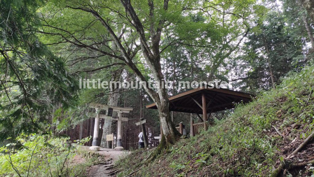 【10:32】鳥居と東屋にある分岐点