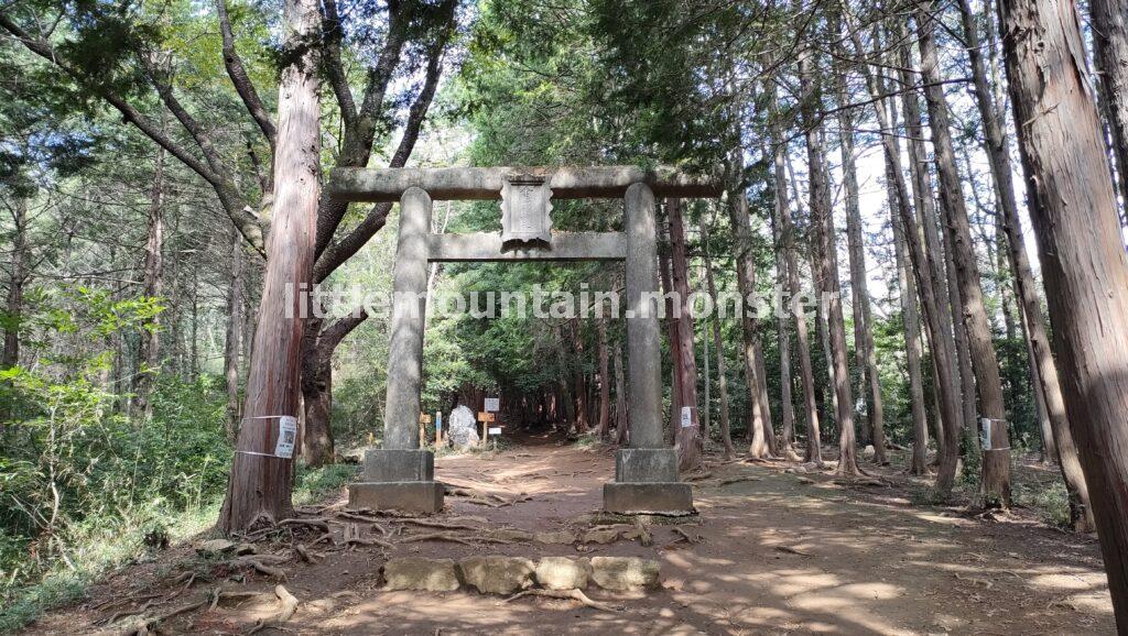 一の鳥居から【男坂】で二の鳥居：金刀比羅（ことひら）神社を目指す