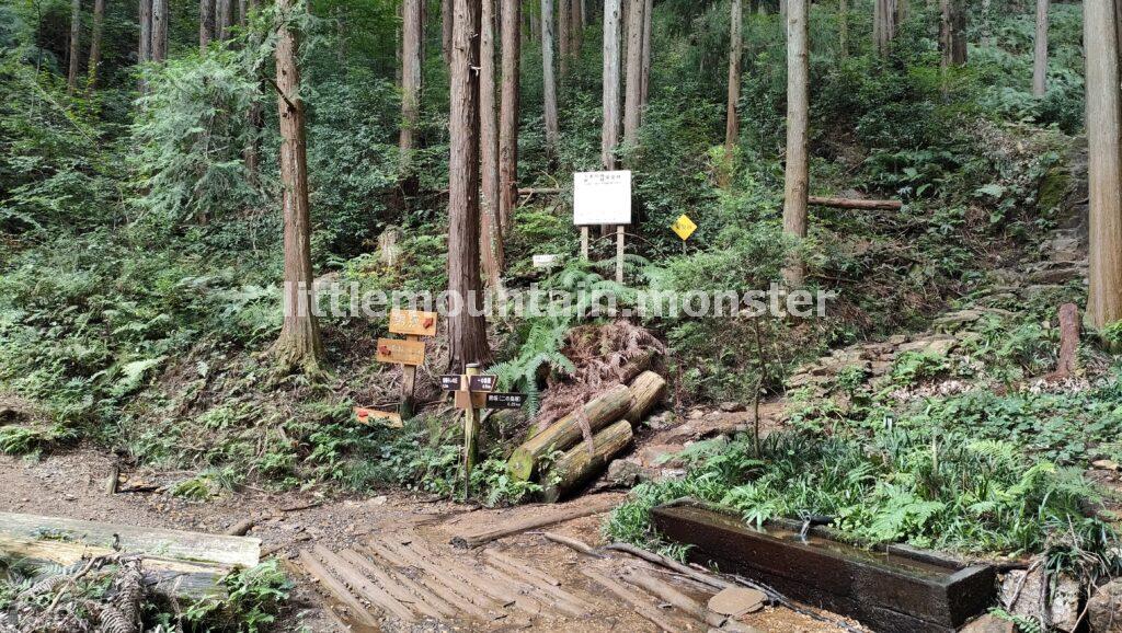 一の鳥居から【男坂】で二の鳥居：金刀比羅（ことひら）神社を目指す