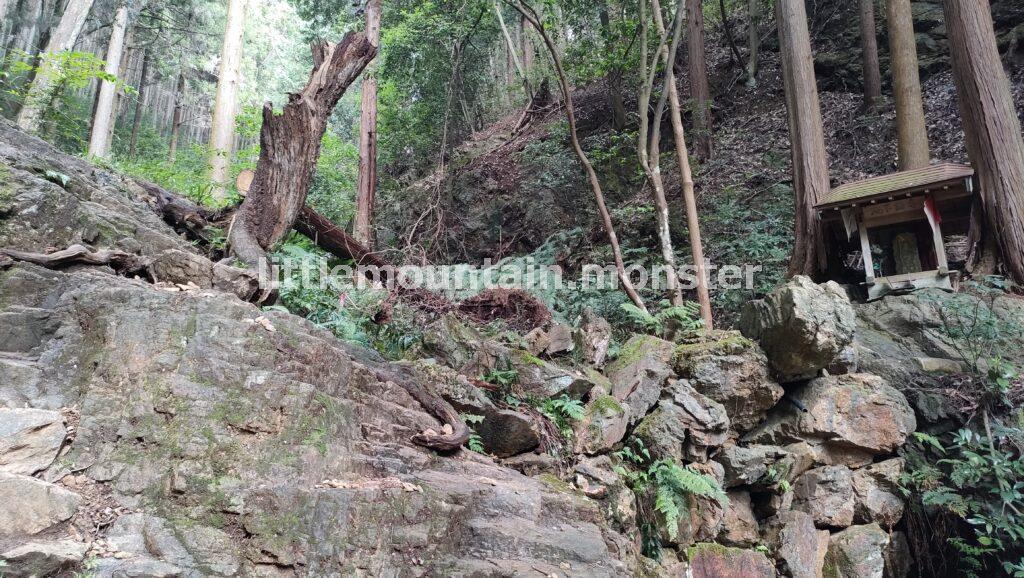 一の鳥居から【男坂】で二の鳥居：金刀比羅（ことひら）神社を目指す