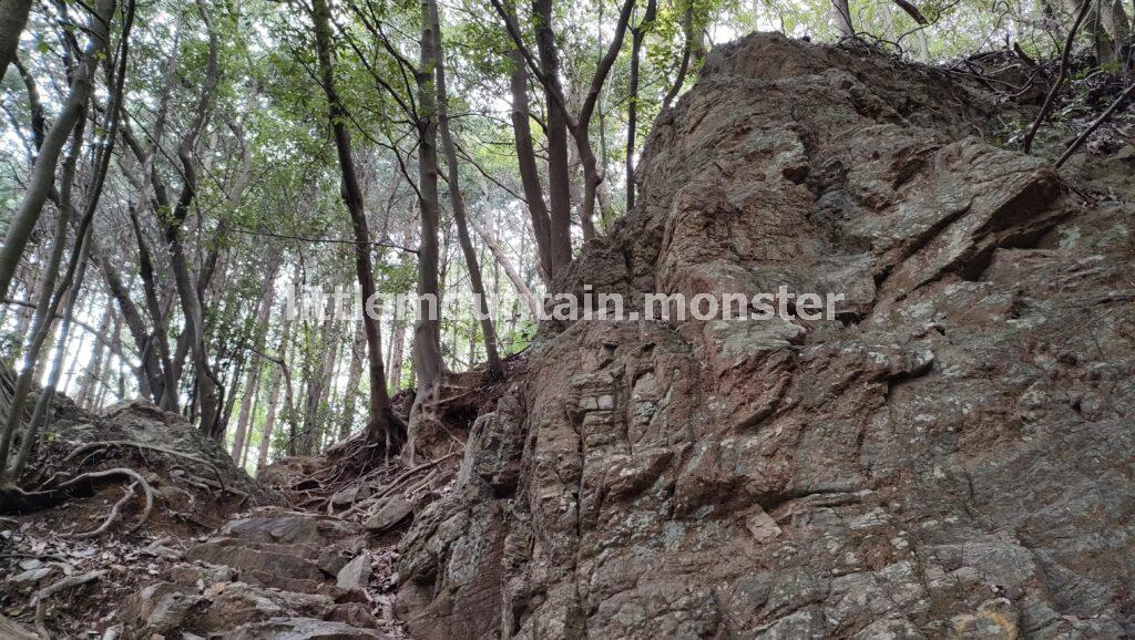 一の鳥居から【男坂】で二の鳥居：金刀比羅（ことひら）神社を目指す