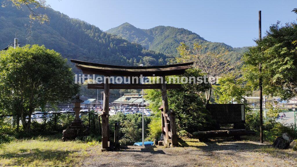 旧芦ヶ久保村の村社！白髭神社で山登りの無事を祈る