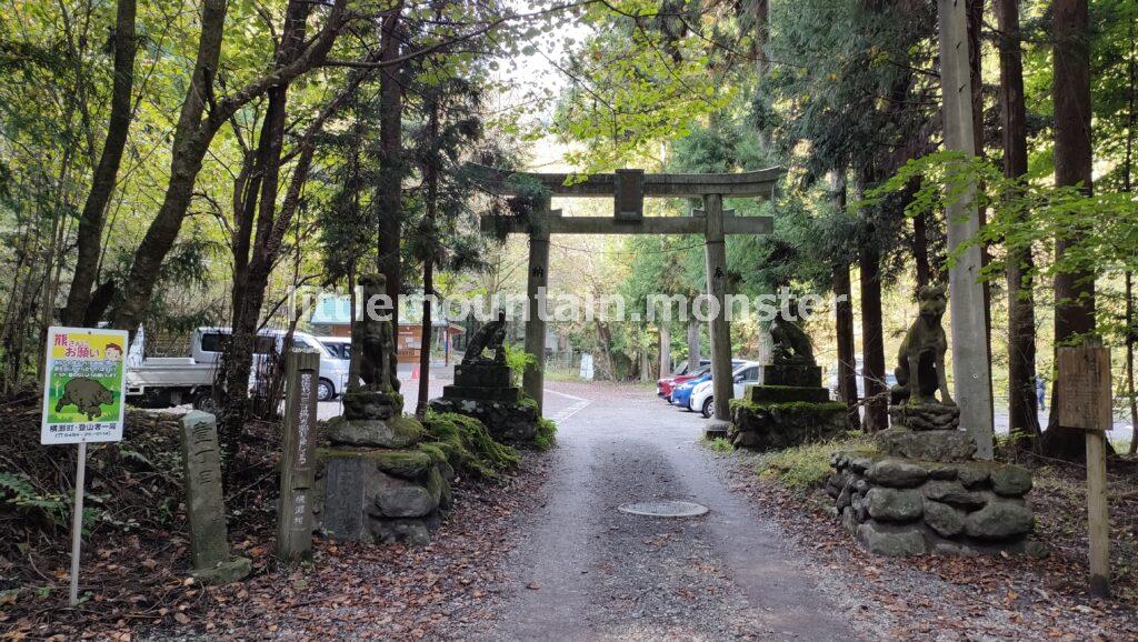 武甲山の登山口にあたる「一の鳥居」