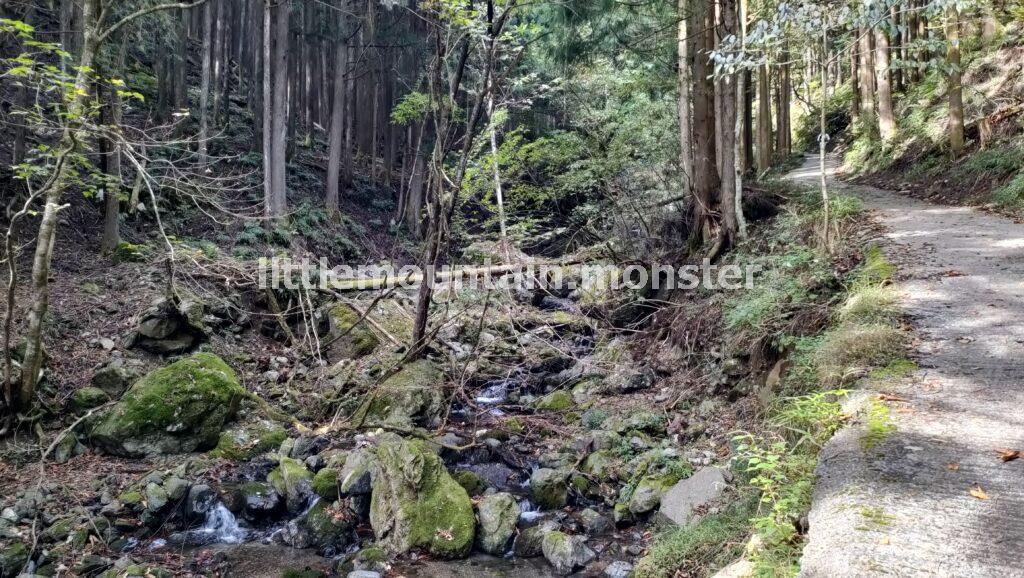 「一の鳥居」から御嶽神社の表参道コースで武甲山の山頂を目指す