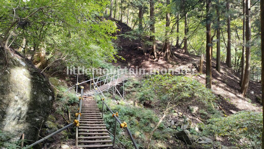 「一の鳥居」から御嶽神社の表参道コースで武甲山の山頂を目指す