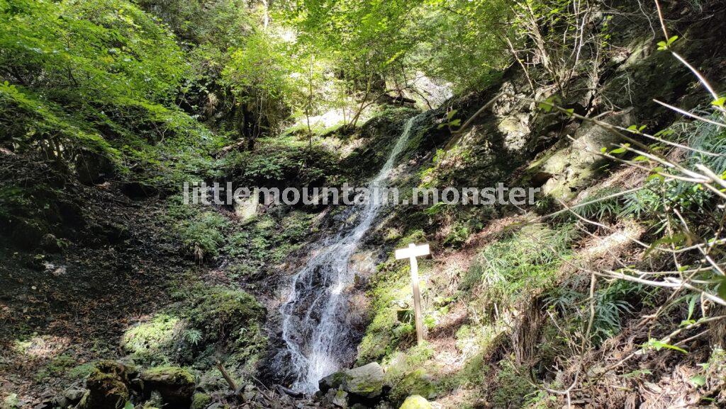 「一の鳥居」から御嶽神社の表参道コースで武甲山の山頂を目指す