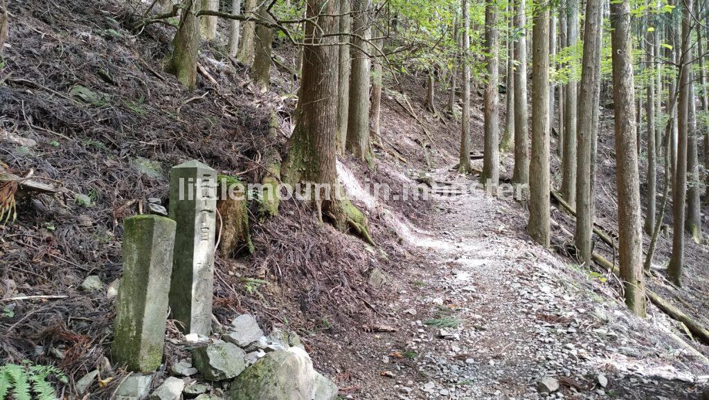 「一の鳥居」から御嶽神社の表参道コースで武甲山の山頂を目指す