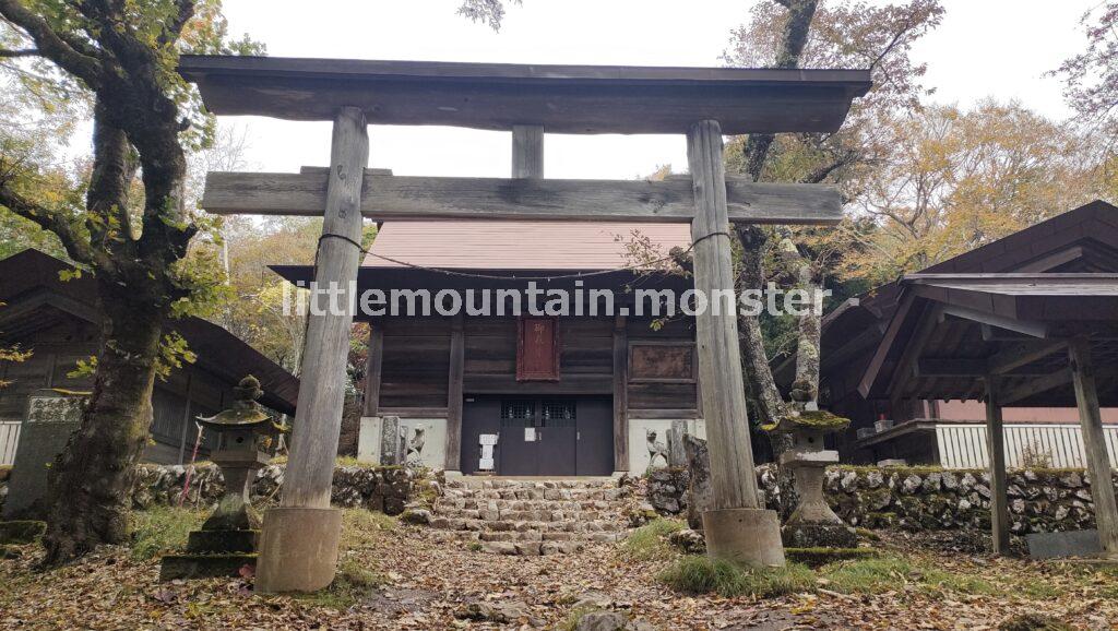 「一の鳥居」から御嶽神社の表参道コースで武甲山の山頂を目指す