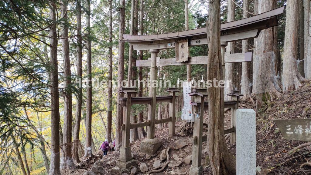 三峯神社奥宮との分岐点｜雲取山　三峰ルート