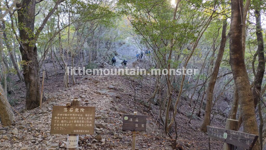 伊豆ヶ岳の道案内に従い、頂上を目指す｜伊豆ヶ岳を5時間で登山したよ