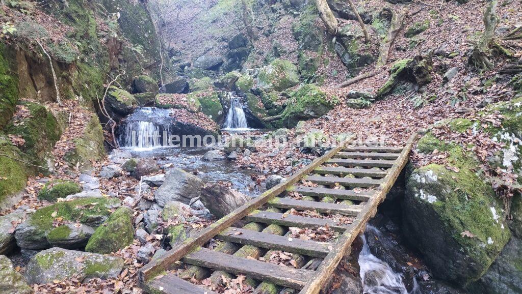 滝と岩と苔と小さな橋！大岳山目指して、沢登りが楽しい♪