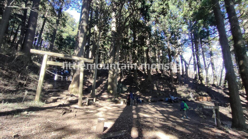 狛「狼」に笑みがこぼれた。大岳神社