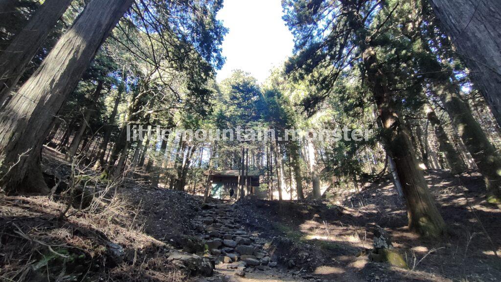 狛「狼」に笑みがこぼれた。大岳神社