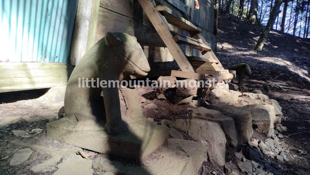 狛「狼」に笑みがこぼれた。大岳神社