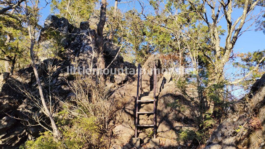 鋸山（1109m）まで尾根道を登山する