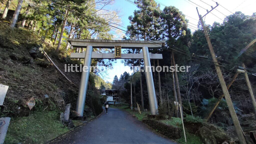 突然現れる大きな鳥居！城峯神社鳥居｜城峰山