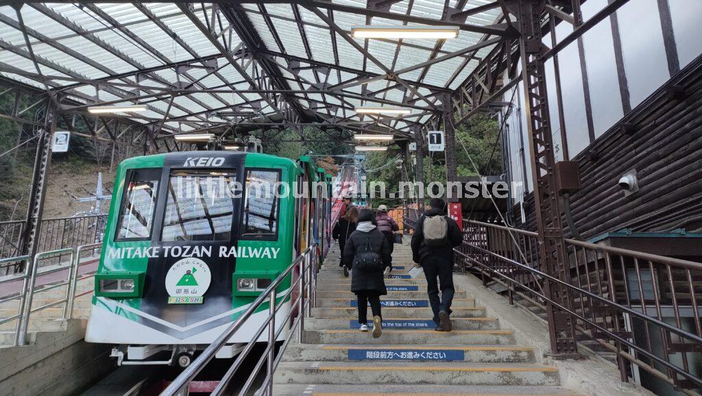 JR青梅線：御嶽駅→西東京バス：ケーブル下→KEIO御岳登山鉄道：滝本駅