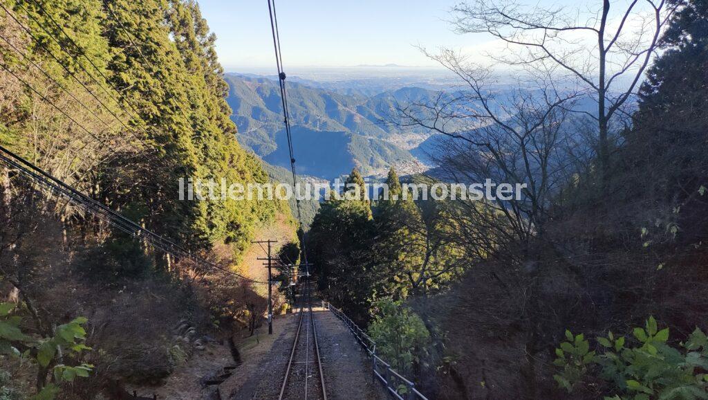 JR青梅線：御嶽駅→西東京バス：ケーブル下→KEIO御岳登山鉄道：滝本駅