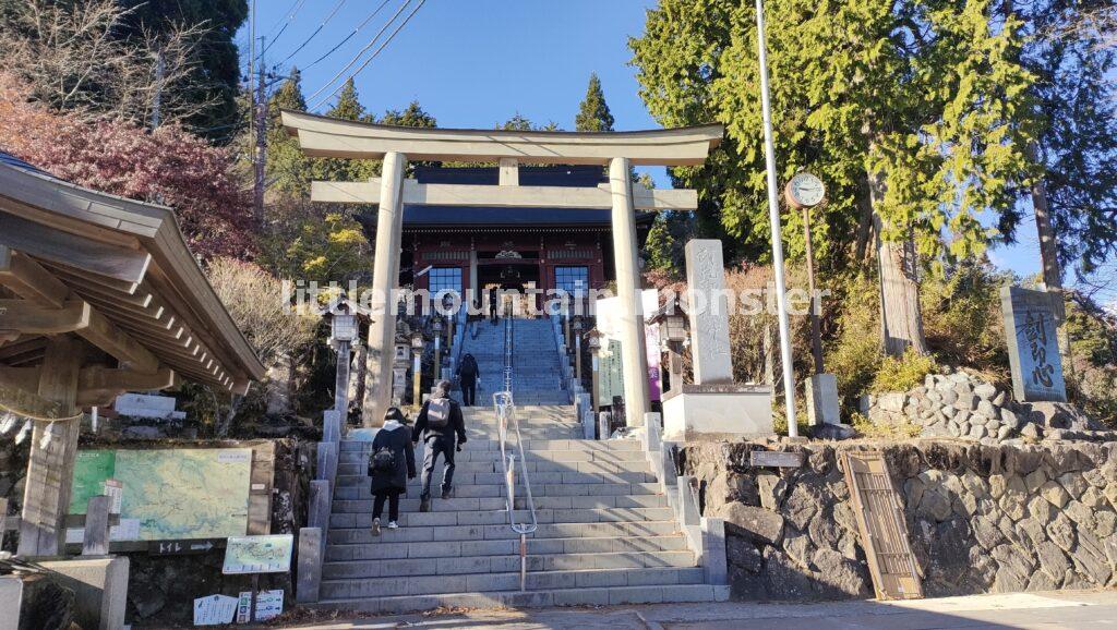 武蔵御嶽神社で御岳山の山頂を探す