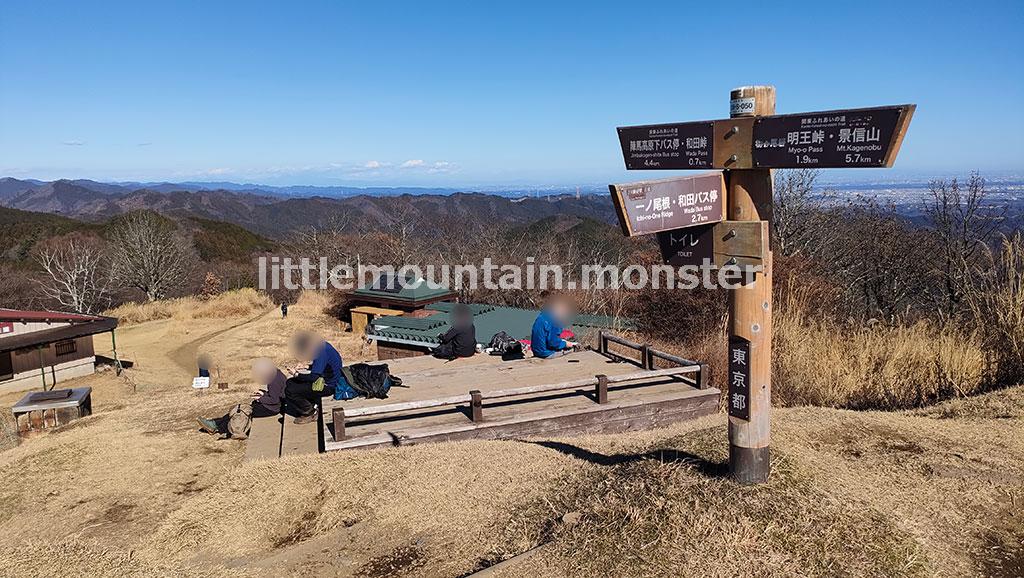 陣馬山（857m）のシンボル！富士山と一緒に記念撮影を