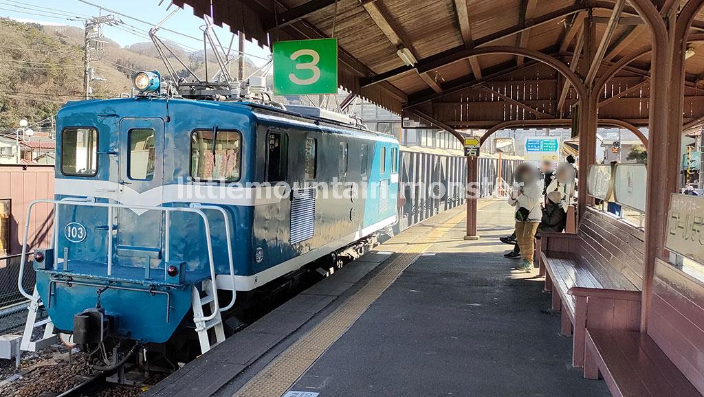 左右で眼福！石灰石運搬列車のすれ違い！