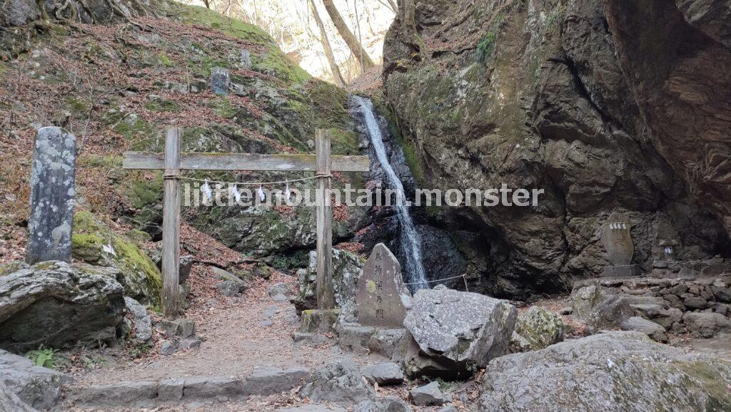 綾広の滝｜岩と苔と滝と川！ロックガーデン（岩石園）