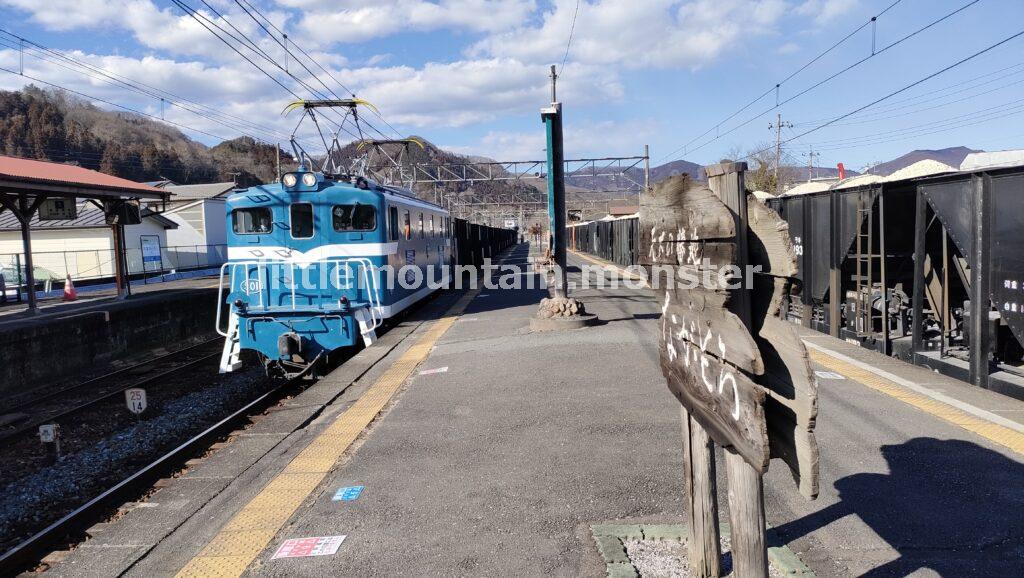 左右で眼福！石灰石運搬列車のすれ違い！