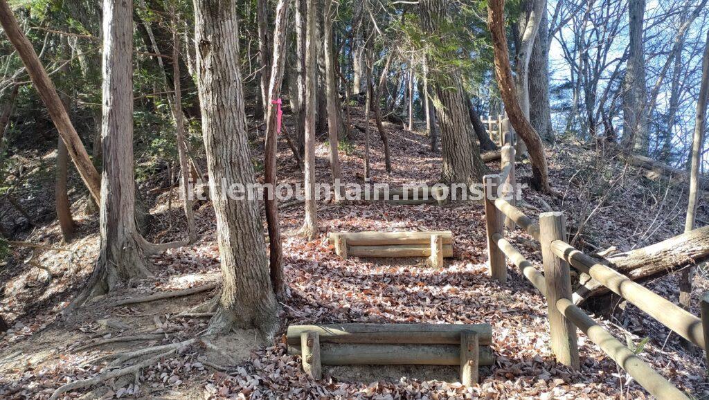 左折地点を見逃すな！両神神社の奥社までは快適な登山道を進む