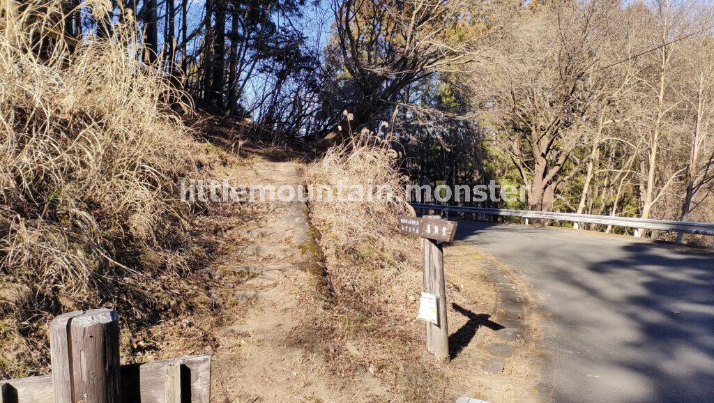 左折地点を見逃すな！両神神社の奥社までは快適な登山道を進む