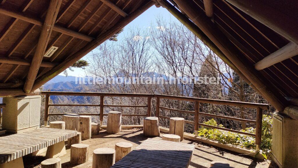 左折地点を見逃すな！両神神社の奥社までは快適な登山道を進む