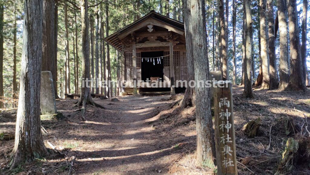 左折地点を見逃すな！両神神社の奥社までは快適な登山道を進む