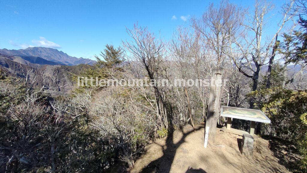 両神神社の奥社から、四阿屋山山頂まではけっこうハード