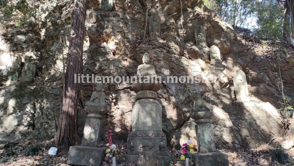 十六羅漢を愛でつつ10分ちょいで天覧山山頂に到着