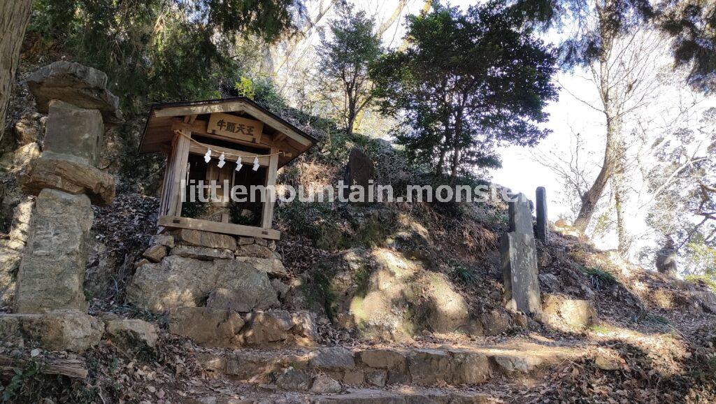 諏訪八幡神社にお参りしてから、吾妻峡へ下山