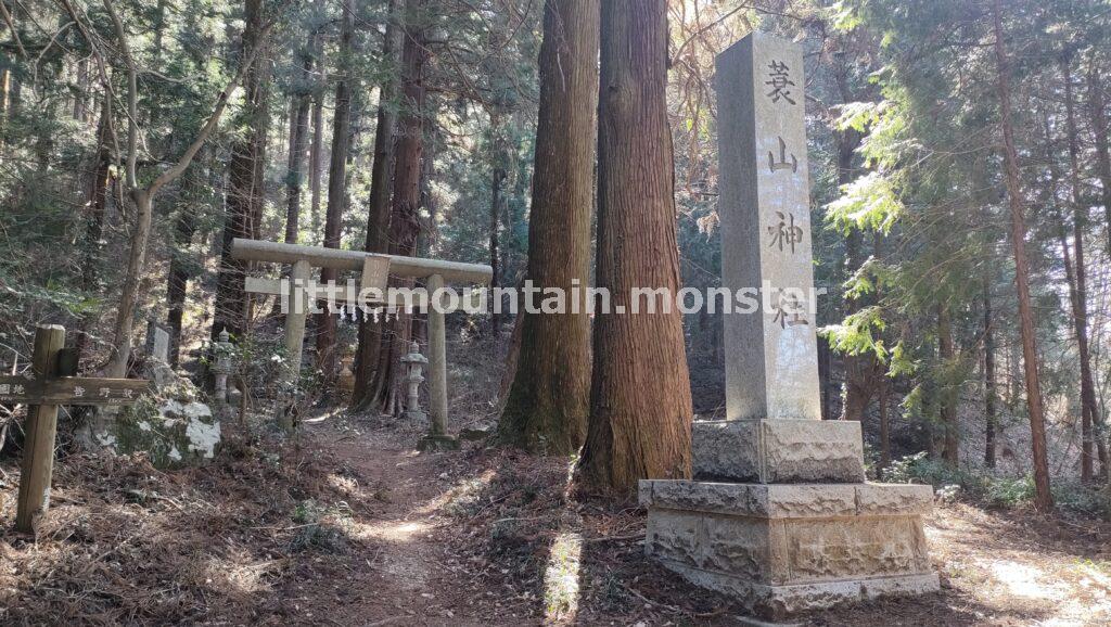 荘厳な空気に背がのびる！蓑山神社