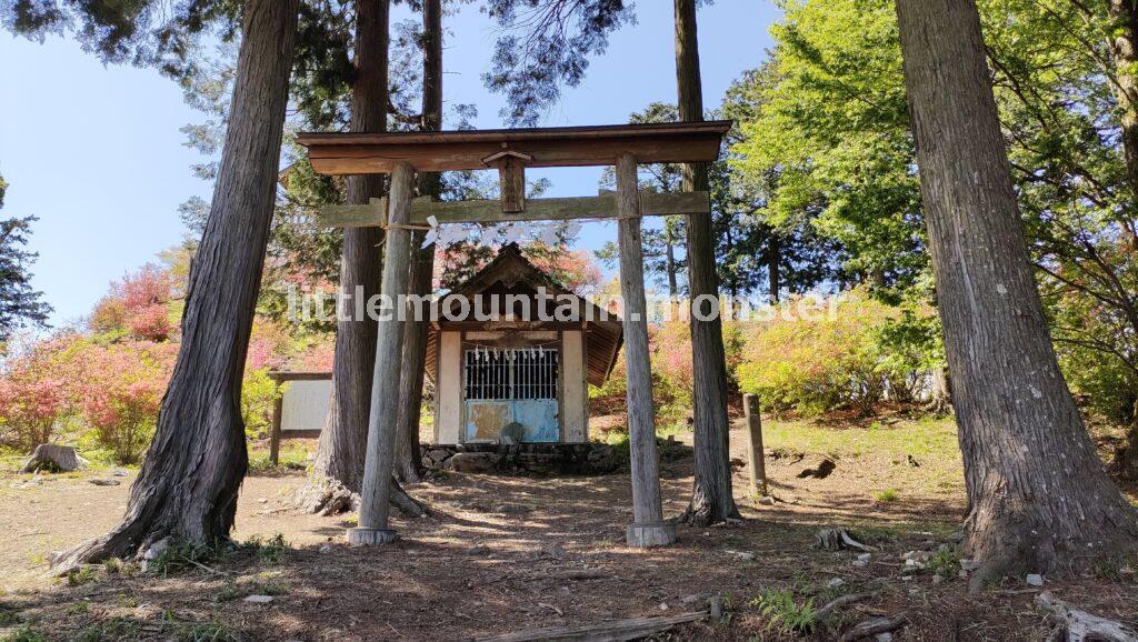 背景にはツツジ！愛宕神社にお参り