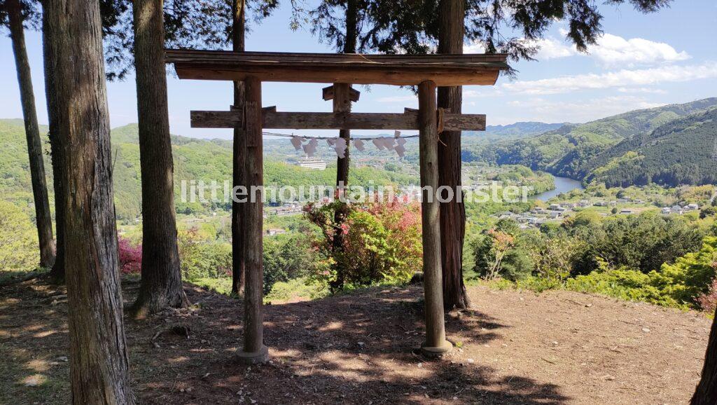 背景にはツツジ！愛宕神社にお参り