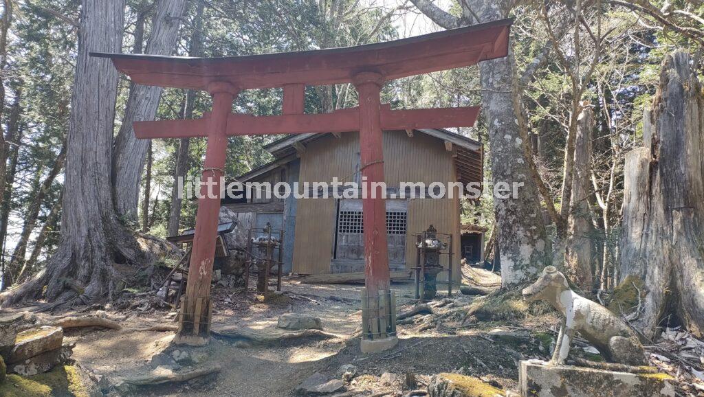 両神神社本宮までたんたんと登る