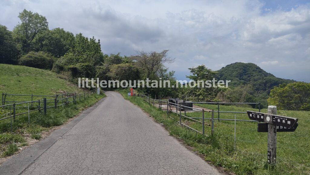 粥仁田峠（かゆにたとうげ）まで、コンクリの道が続く