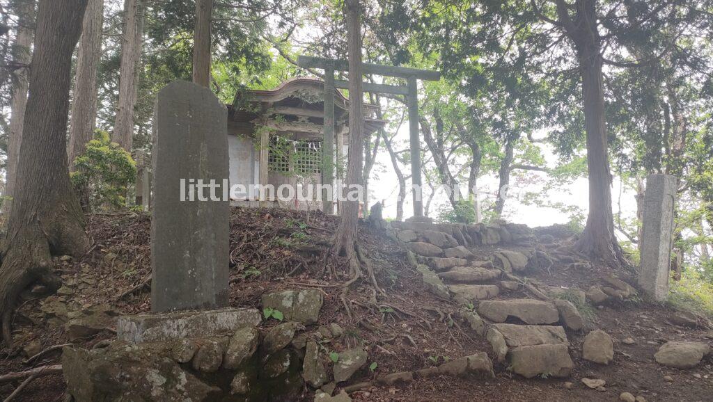 笠山の頂上はふたつ！笠山神社にも頂上碑があるよ