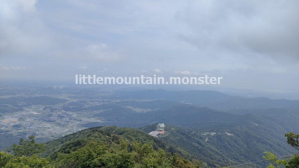 巨石と新緑！女体山山頂（877m）へ
