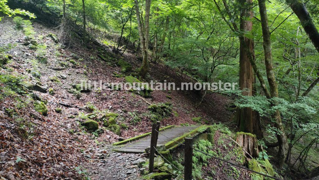 丁目石もたまにある！三峯神社の表参道を登る